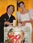 林志玲穿婚紗亮相東京 配合武田鐵矢屈膝顯嬌媚