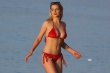 女星海伦·弗拉纳根拍写真 穿红色泳装巨乳傲人