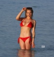女星海伦·弗拉纳根拍写真 穿红色泳装巨乳傲人