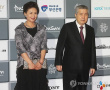 韩国影坛领军人物出场 林权泽携夫人亮相釜山