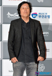 “作家导演”李沧东踏影节红毯 气势如虹显气派