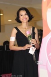 胡杏儿深V惹火亮相 宣传乳癌防治无惧全裸拍照