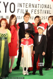 玉木宏著西裝溫暖親和 高梨臨紅裙奪目笑容甜美
