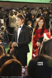 玉木宏著西裝溫暖親和 高梨臨紅裙奪目笑容甜美