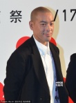 港星麦浚龙亮相东京绿毯 粉色豹纹花裙个性潮爆