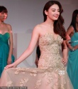 张雨绮再穿“新娘礼服”露胸器 遭老外高层偷瞄