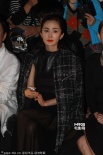 中国时装周性感女星争抛胸 杨幂日换两装似女王