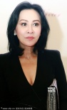 劉嘉玲穿深V裝露半球撈金 女粉絲驚呼：這么老