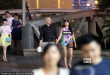 王全安甜蜜牽手張雨綺逛街 體力不支脫帽示人