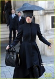 Lady GaGa戴黑色斗笠帽遮眼 當(dāng)街撩大衣秀美腿