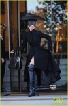 Lady GaGa戴黑色斗笠帽遮眼 当街撩大衣秀美腿
