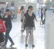 孙俪穿热裤携子现身 小萌娃自推婴儿车相当乖巧