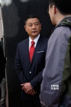 巫剛現(xiàn)身《變形金剛4》片場 疑似飾演軍方高層