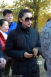 《变4》取景天津 李冰冰穿反光背心步行显亲民