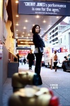 独家写真：杨千嬅率性游走纽约 低胸衫秀白皙肌肤