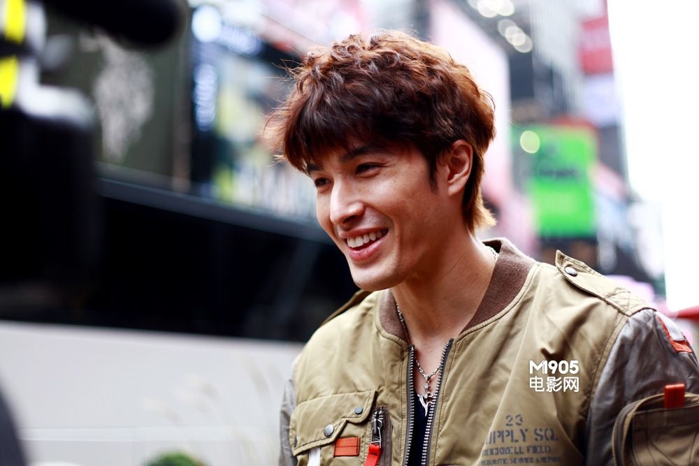 男神锦荣双眼性感迷离 时代广场显"顽童"本性