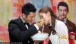 黃曉明生日會(huì)“裸裝”親自下廚 現(xiàn)場(chǎng)喂食女粉絲