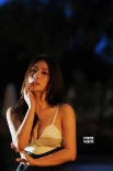 柳巖錐胸裝泳池寫真熱辣復(fù)古 輕咬手指性感俏皮