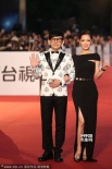 杨千霈主持金马红毯 高贵黑色礼服亮相微露美腿
