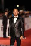 张涵予率《一九四二》主创亮相 两代演员聚首