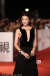 隋棠惊艳亮相金马奖红毯 深V美裙酥胸半露吸睛