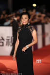 张艾嘉旗袍款式黑裙高气场 肩部蕾丝图腾显精致