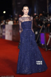 张曼玉蓝色镂空长裙亮相红毯 红唇魅惑香肩迷人