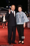 吴宇森脸部受伤登金马奖红毯 携手太太恩爱亮相