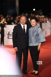 吴宇森脸部受伤登金马奖红毯 携手太太恩爱亮相