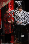 蔡康永背搞怪大格子马做主持 幽默机智现场火爆