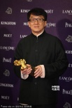 成龙获奖开心亮相后台 携成家班齐亲吻金马奖杯