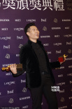 双奖得主陈哲艺激动现身后台 亲吻奖杯乐不可支