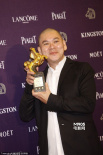 蔡明亮斩获最佳导演奖 紧紧依偎金马喜不自禁