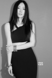 柳巖拍攝黑白肖像寫真 身穿緊致長(zhǎng)裙顯熟女氣息