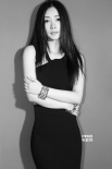 柳巖拍攝黑白肖像寫真 身穿緊致長(zhǎng)裙顯熟女氣息