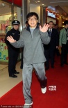 成龙携景甜宣传新片 跪地接小影迷花亲民范十足
