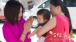 《六福喜事》发剧照 杨千嬅与曾志伟街头暧昧
