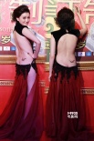 邱晔秀美背露股沟搏上位 郭书瑶俯身秀浑圆豪乳