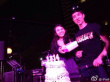 王力宏新加坡跨年上演福利秀 爱妻上台同切蛋糕
