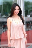 柳岩遇风吹长发飘飘似女神 性感装扮秀香肩巨乳