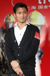 谢霆锋宣传《救火英雄》频微笑 三型男齐聚吸睛