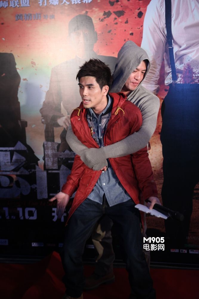 安志杰示范女子防狼术  显示   安志杰拍打戏太用力踢伤伍允龙