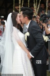 楊冪、劉愷威婚禮現(xiàn)場(chǎng)直擊 新郎新娘幸福接吻