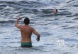 安妮·海瑟薇夏威夷度假溺水受傷 抱嬰兒求安慰