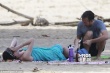 安妮·海瑟薇夏威夷度假溺水受傷 抱嬰兒求安慰