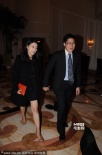 霍啟剛夫婦參加好友婚禮 郭晶晶秀美腿身材恢復(fù)