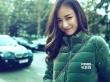 倪妮巴黎午后悠閑街拍 笑容甜美表情鬼馬顯多變