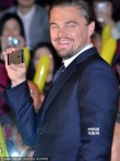 《华尔街之狼》东京首映 小李举手机开心玩自拍