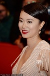 中国女星黄璐代表《推拿》亮相 撩裙摆飘逸抢镜