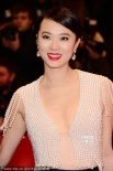 中国女星黄璐代表《推拿》亮相 撩裙摆飘逸抢镜